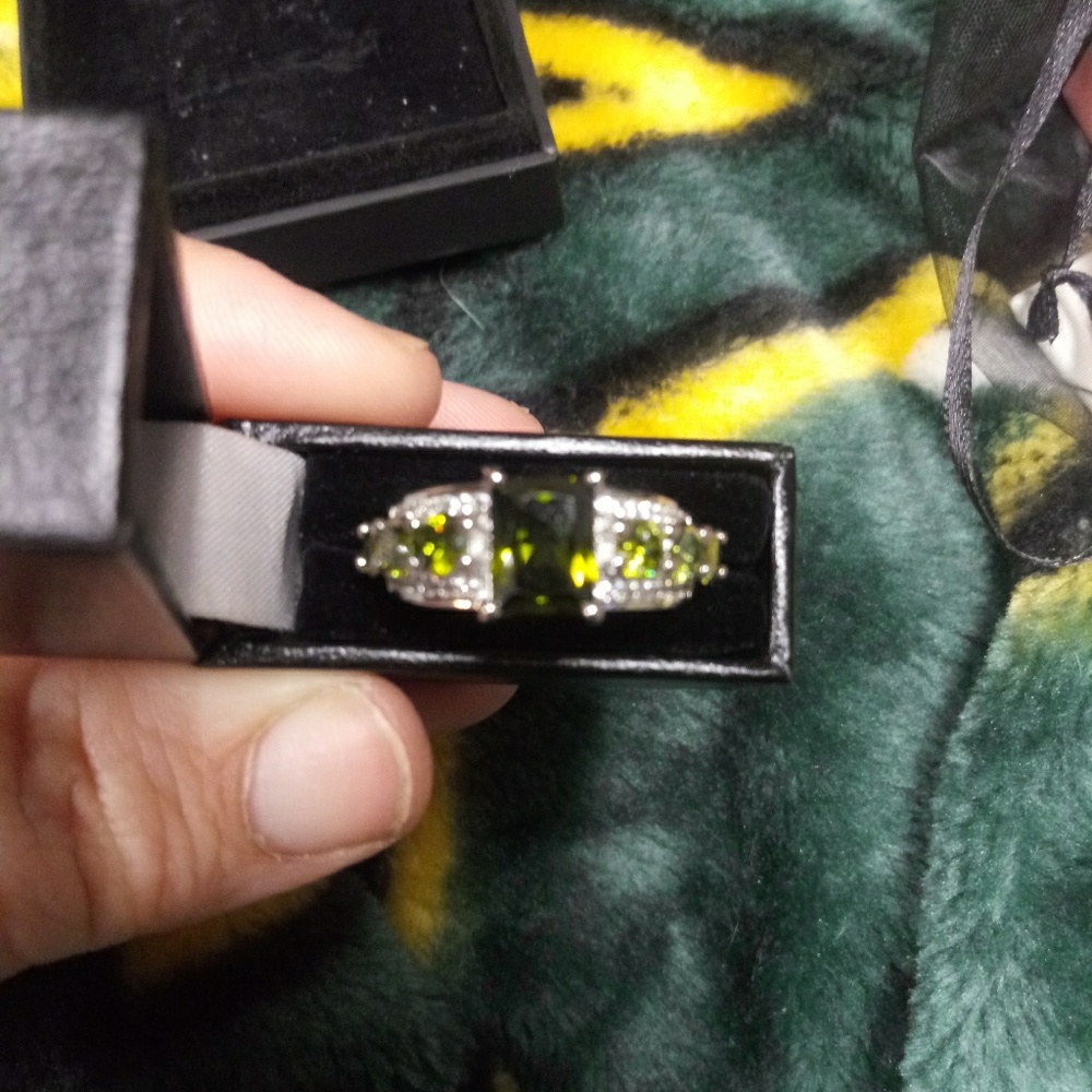 Unique ring - Picture 2 of 6